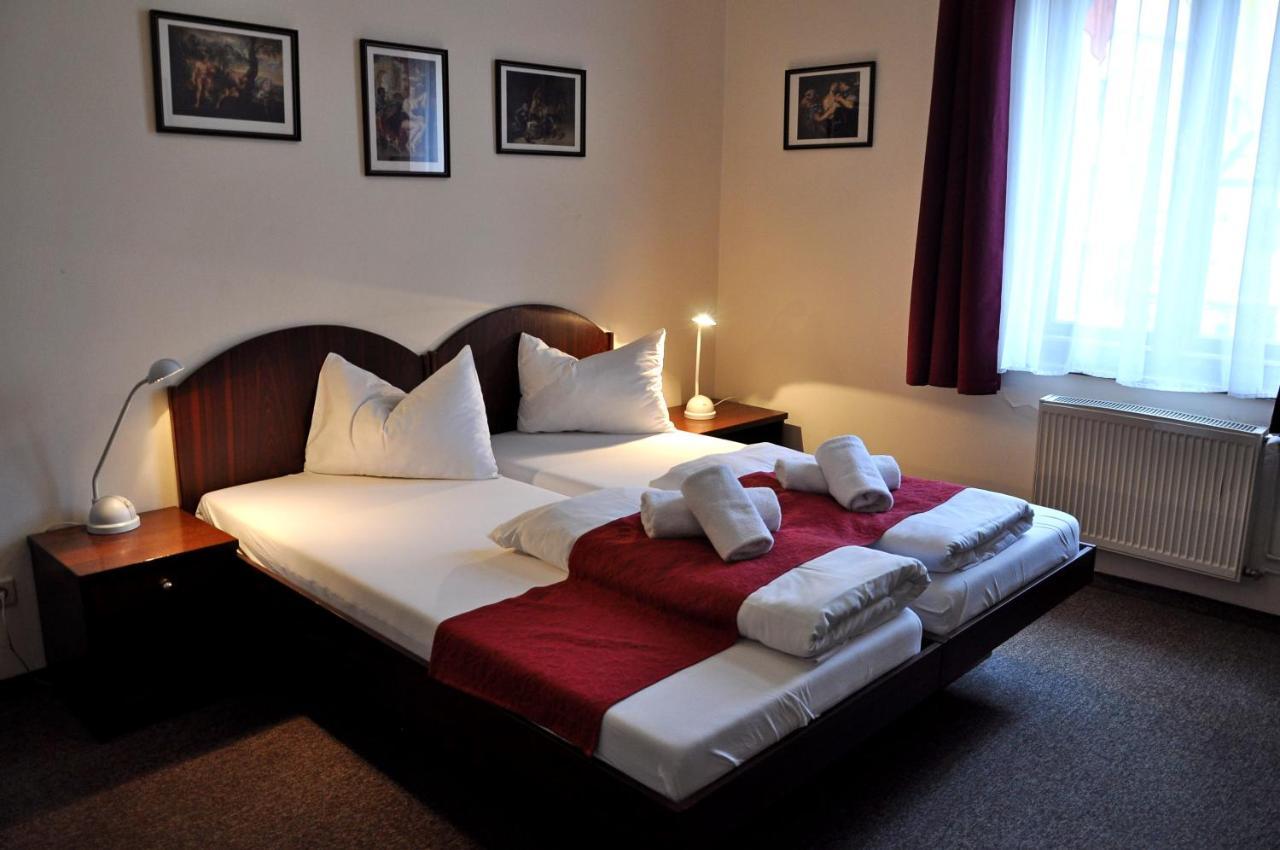 Hotel U Bileho Kone Локет Екстер'єр фото