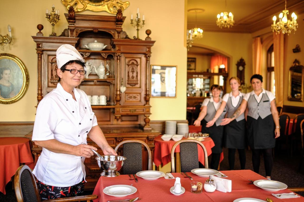 Hotel U Bileho Kone Локет Екстер'єр фото