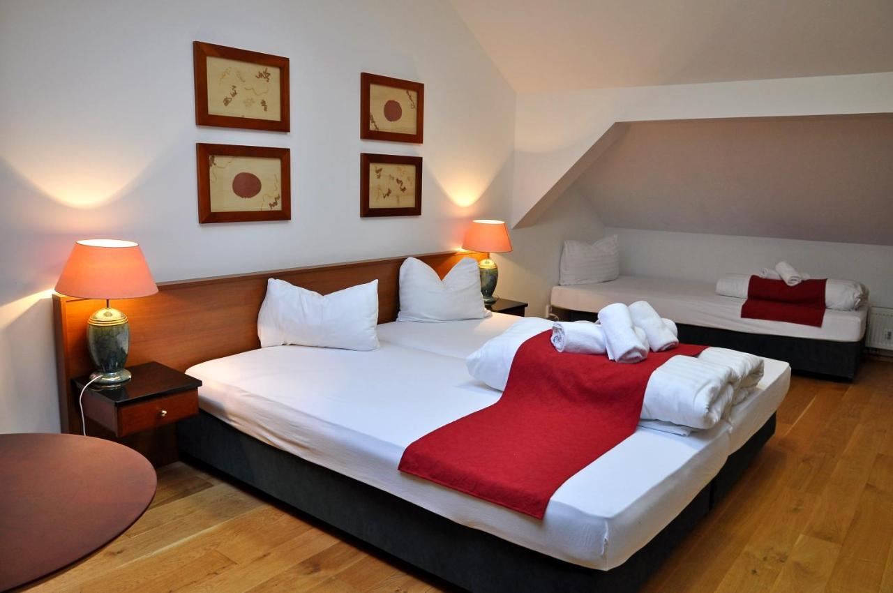 Hotel U Bileho Kone Локет Екстер'єр фото