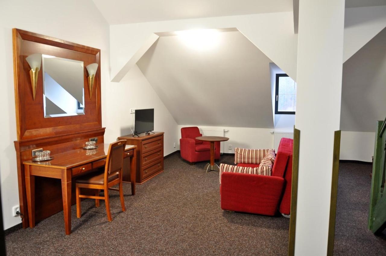 Hotel U Bileho Kone Локет Екстер'єр фото