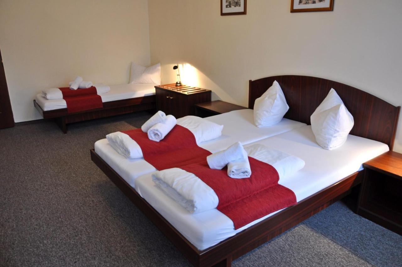 Hotel U Bileho Kone Локет Екстер'єр фото