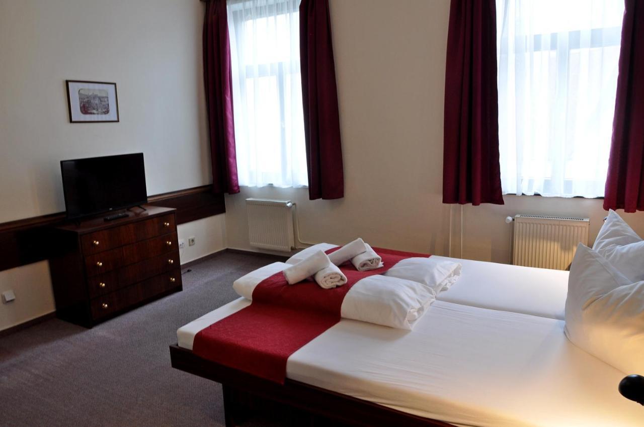 Hotel U Bileho Kone Локет Номер фото
