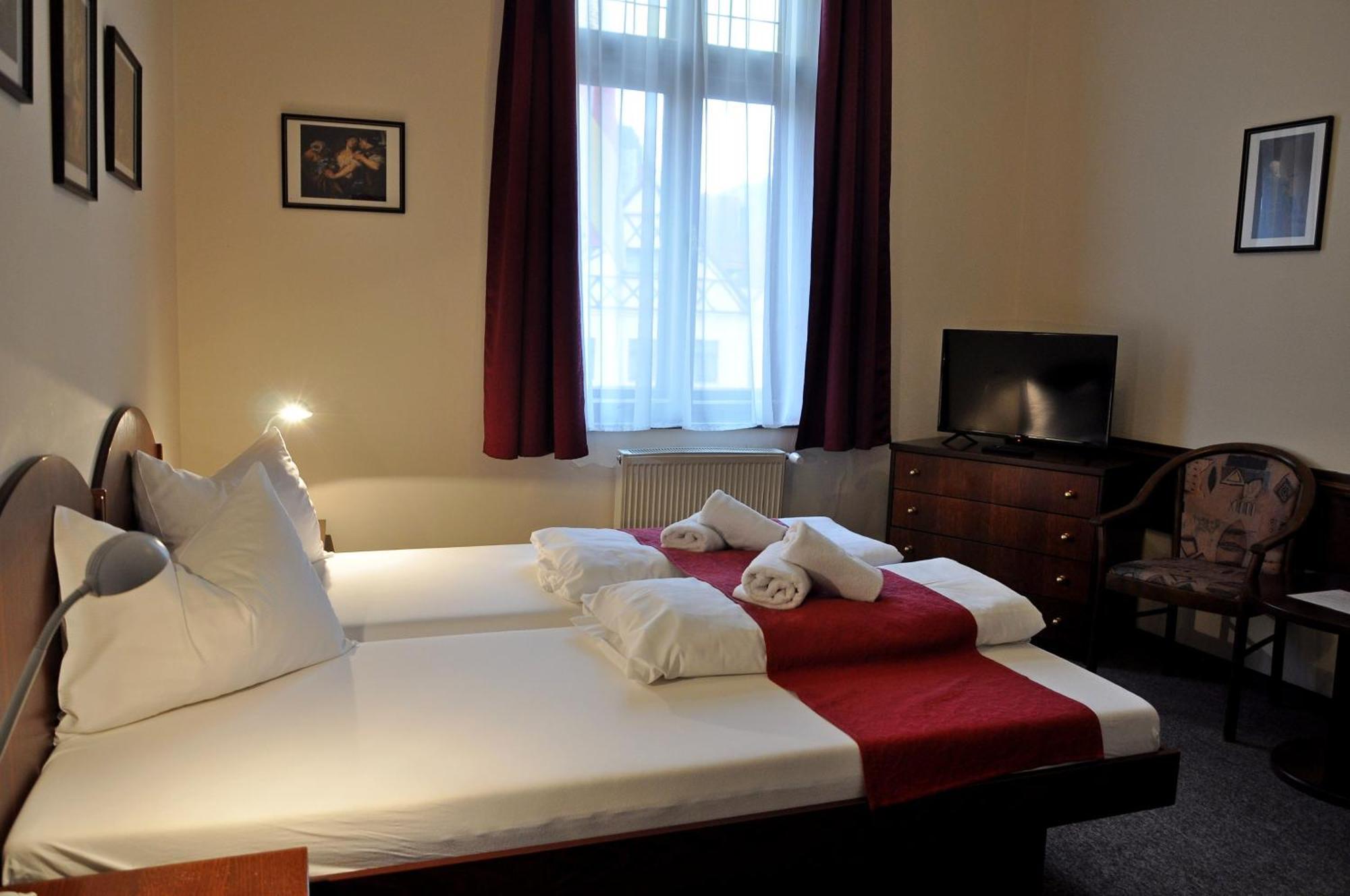Hotel U Bileho Kone Локет Номер фото