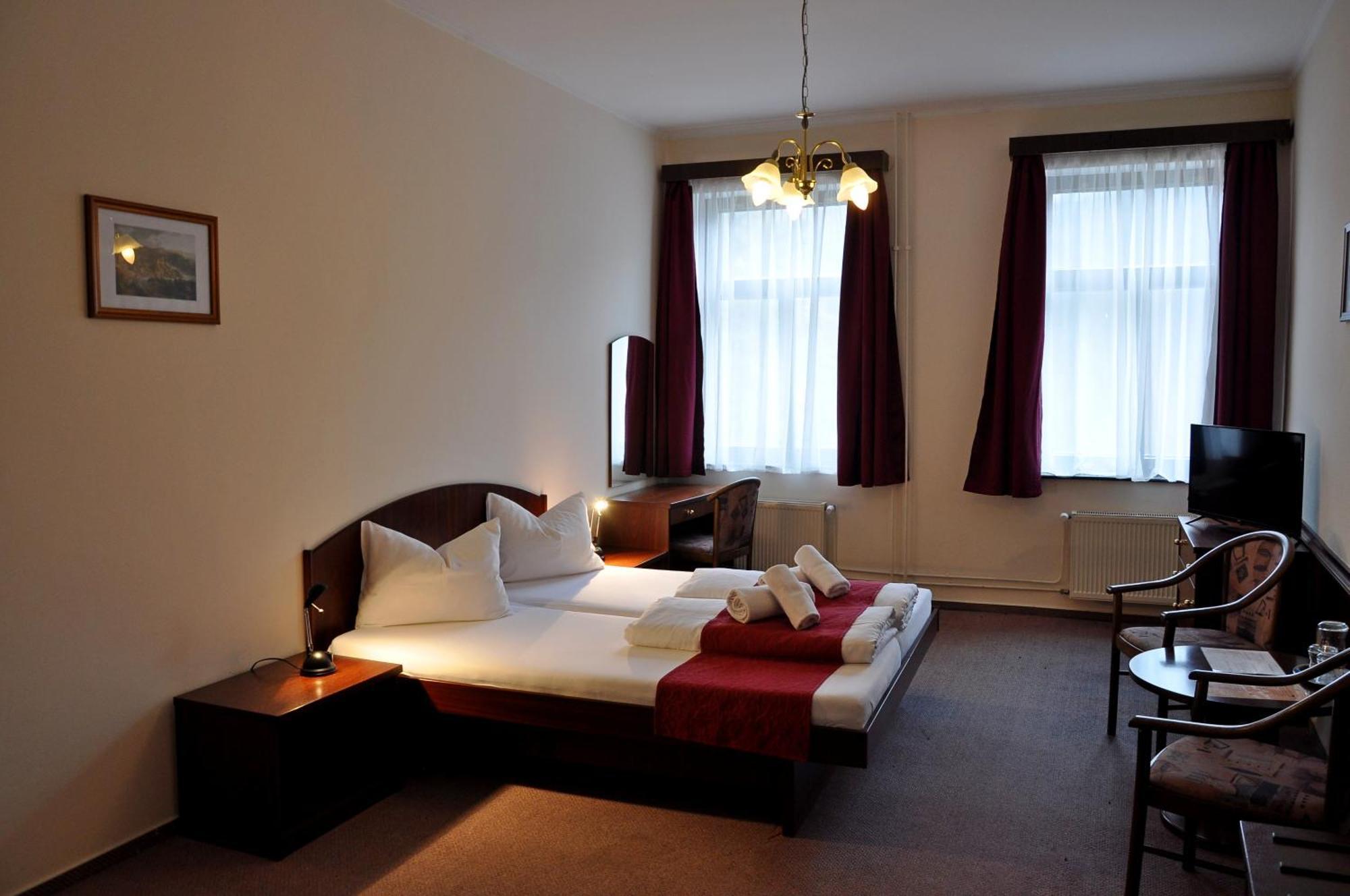 Hotel U Bileho Kone Локет Номер фото